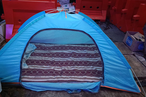 Tenda pengungsi di Jalan Setia Budi Selatan, Kuningan, Jakarta Selatan, Kamis (27/6/2024). Foto: Hedi/kumparan