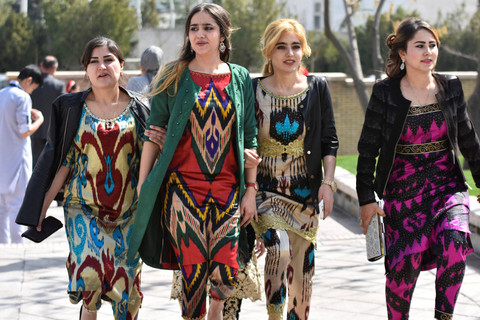 lustrasi perempuan Tajikistan. Foto: Nozim KALANDAROV/AFP