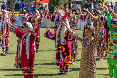 lustrasi perempuan Tajikistan. Foto: Shutterstock