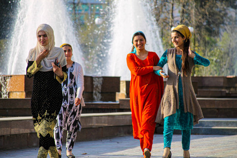 lustrasi perempuan Tajikistan. Foto: Shutterstock