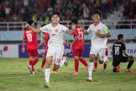 Selebrasi pemain Timnas Indonesia U-16 Tristan Raissa Ibrahim (kiri) usai mencetak gol ke gawang Timnas Laos pada pertandingan penyisihan grup A Piala AFF U-16 di Stadion Manahan, Solo, Jawa Tengah, Kamis (27/6/2024). Foto: Mohammad Ayudha/ANTARA FOTO