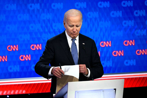 Kandidat Partai Demokrat, Presiden AS Joe Biden berbicara dalam debat presiden dengan kandidat Partai Republik, mantan Presiden AS Donald Trump, di Atlanta, Georgia, AS, Kamis (27/6/2024). Foto: Andrew Caballero-Reynolds/AFP