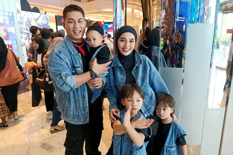Rizal Armada ajak anak lihat pameran Ultraman di Mall Neo Soho, Jakarta Barat, Kamis (27/6/2024). Foto: Giovanni/kumparan