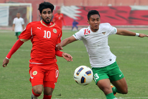 Mohammed Ali (kiri) dari Bahrain menantang Guvawan Dwicahyo dari Indonesia dalam pertandingan sepak bola kualifikasi grup E zona Asia Piala Dunia 2014 di Stadion Nasional Bahrain di Rifaa pada 29 Februari 2012. Foto: ADAM JAN/AFP