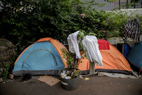 Tenda-tenda para pencari suaka berdiri di bahu jalan dekat Kantor UNHCR di kawasan Setiabudi, Kuningan, Jakarta Selatan, Jumat (28/6/2024). Foto: Jamal Ramadhan/kumparan