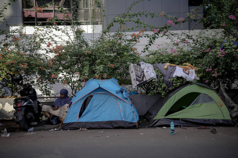 Tenda-tenda para pencari suaka berdiri di bahu jalan dekat Kantor UNHCR di kawasan Setiabudi, Kuningan, Jakarta Selatan, Jumat (28/6/2024). Foto: Jamal Ramadhan/kumparan