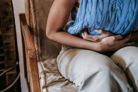 Ilustrasi perbedaan maag dan GERD. Foto: Pexels/Sora Shimazaki