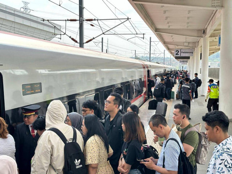 Penumpang Kereta Cepat Whoosh. Foto: Dok. PT Kereta Cepat Indonesia China (KCIC)