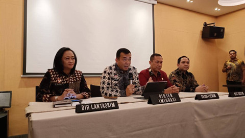 Dirjen Imigrasi, Silmy Karim dalam konferensi pers terkait Upaya Pemulihan Pelayanan Keimigrasian, dampak Server PDN Kominfo Down di Penang Bistro, Kebayoran Baru, Jakarta Selatan, Jumat (28/6).  Foto: Fadlan Nuril Fahmi/kumparan