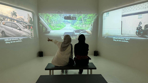 Pengunjung sedang menikmati karya seni di ARTJOG 2024, Jumat (28/6). Foto: Arif UT/Pandangan Jogja