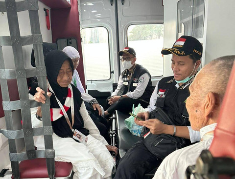 Jemaah haji lansia melihat dan berdoa di depan ka'bah untuk pertama kali. Foto: Dok. MCH 2024