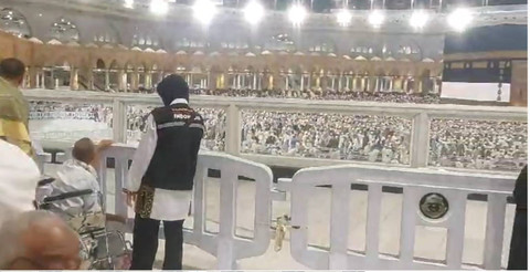 Jemaah haji lansia melihat dan berdoa di depan ka'bah untuk pertama kali. Foto: Dok. MCH 2024