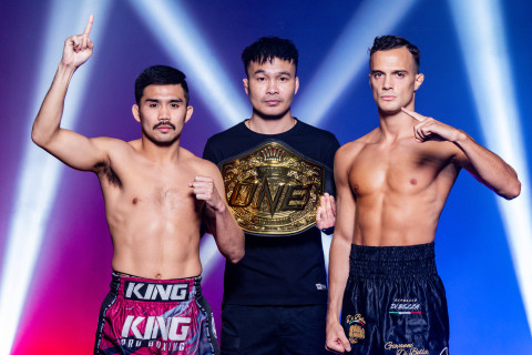 Prajanchai PK Saenchai (kiri) dalam sesi faceoff dengan Jonathan di Bella (kanan) jelang laga puncak ONE Friday Fights 68 pada Jumat (28/6/2024).
