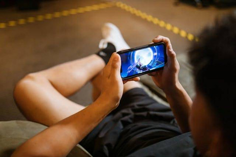 Ilustrasi cara nonton Euro 2024 Swiss vs Italia via live streaming di HP. Sumber: pexels.com