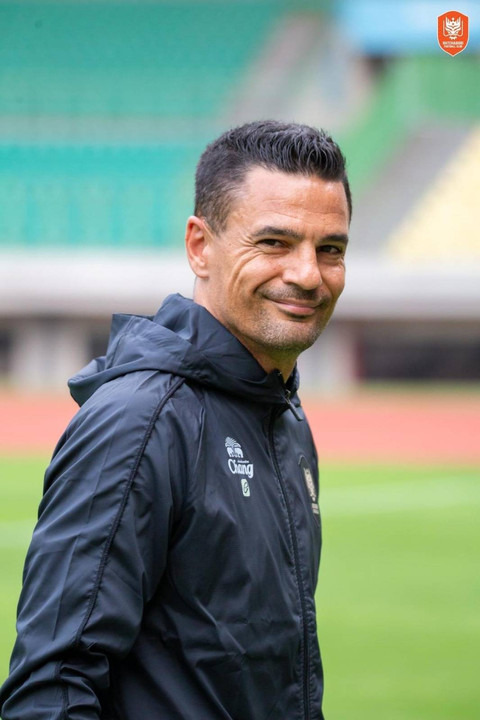 Pelatih Persija Jakarta, Carlos Pena. Foto: Ratchaburi FC