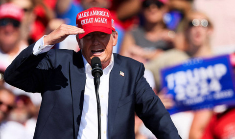 Mantan Presiden AS dan calon presiden dari Partai Republik Donald Trump berbicara pada kampanye, di Chesapeake, Virginia, AS 28 Juni 2024. Foto: Brendan McDermid/Reuters