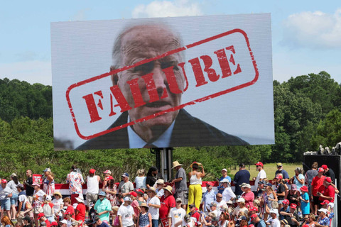 Gambar Presiden AS Joe Biden ditampilkan saat mantan Presiden AS dan calon presiden dari Partai Republik Donald Trump mengadakan acara kampanye, di Chesapeake, Virginia, AS 28 Juni 2024.  Foto: Brendan McDermid/Reuters