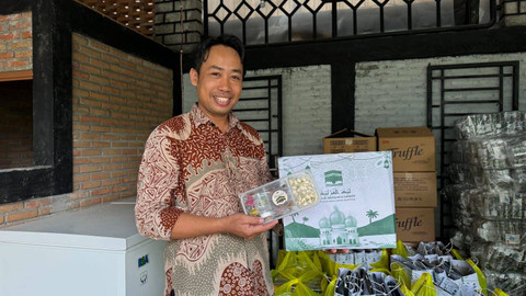 Staff Toko Perlengkapan dan Oleh-oleh Haji Kavaa-Na, Isnari Foto: Muhammad Hafiq/Pandangan Jogja