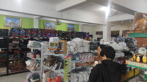 Suasana di dalam Toko Kavaa-Na yang menjual perlengkapan haji sampai dengan oleh-oleh haji. Foto: Nawalre Bujanadi/Pandangan Jogja