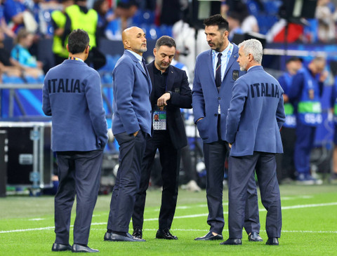 Buffon ada dalam staf kepelatihan Italia. Dok: REUTERS/Bernadett Szabo