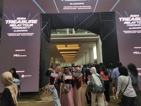 Penonton memadati area Indonesia Arena GBK untuk menyaksikan konser Treasure Relay Tour Reboot in Jakarta, Sabtu (29/6). Foto: Ela Nurlaela/kumparan