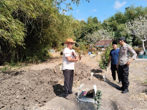 Makam di TPU Dusun Krajan, Desa Plampangrejo, Kecamatan Cluring, Banyuwangi dibongkar orang misterius pada Sabtu, 29 Juni 2024 dini hari. Foto: Dok. Istimewa