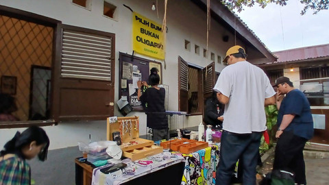 Komunitas yang menyediakan aksesoris pada perhelatan Festival Bulan Juni di Palembang, Sabtu (29/6) Foto: ary priyanto/urban id