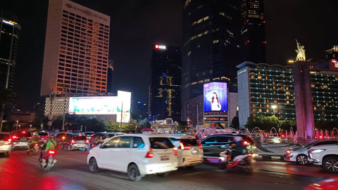 Suasana di kawasan Bundaran HI, Jakarta Pusat, saat earth hour, Sabtu (29/6). Foto: Fadlan Nuril Fahmi/kumparan