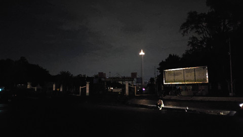 Suasana earth hour di sekitar Monas, Jakarta Pusat, Sabtu (29/6). Foto: Jonathan Devin/kumparan