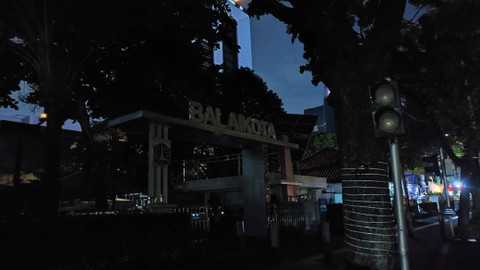 Suasana earth hour di Balai Kota, Jakarta Pusat, Sabtu (29/6). Foto: Jonathan Devin/kumparan