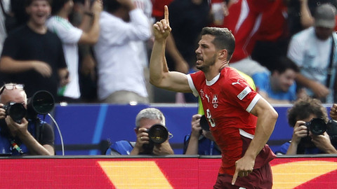 Gelandang Swiss Remo Freuler merayakan gol pertama timnya pada pertandingan sepak bola babak 16 besar UEFA Euro 2024 antara Swiss dan Italia di Olympiastadion Berlin di Berlin pada 29 Juni 2024. Foto: ODD ANDERSEN / AFP