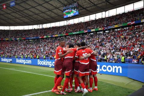Selebrasi pemain Timnas Swiss usai mencetak gol ke gawang Timnas Italia pada pertandingan 16 besar Piala Eropa 2024 di Olympiastadion Berlin, Jerman, Sabtu (29/6/2024). Foto: Ronny Hartmann / AFP
