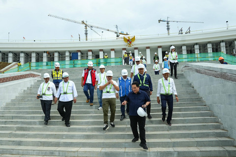 Menteri BUMN Erick Thohir mengecek progres pembangunan Lapangan Upacara dan Istana Negara di IKN, Sabtu (29/6/2024). Foto: Kementerian BUMN