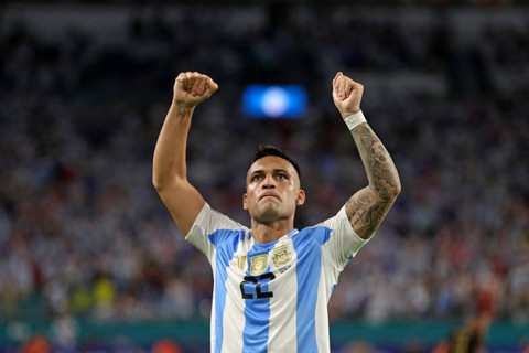 Selebrasi pemain Timnas Argentina Lautaro Martinez usai mencetak gol ke gawang Timnas Peru pada pertandingan Grup A Copa America 2024 di Stadion Hard Rock, Miami, Amerika Serikat, Minggu (30/6/2024). Foto: Chris Arjoon/AFP