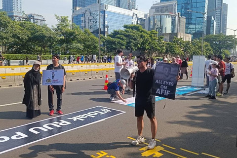 Organisasi masyarakat yang tergabung dalam Aliansi Masyarakat Sipil untuk Reformasi Kepolisian menggelar aksi menolak RUU Polri di CFD Jendral Sudirman, Jakarta Pusat, Minggu (30/6/2024). Foto: Zamachsyari/kumparan