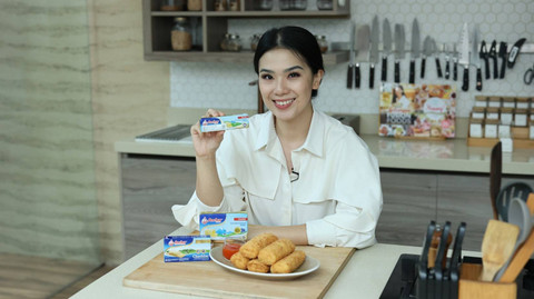 Chef Devina Hermawan membagikan resep risoles kornet keju untuk camilan keluarga. Foto: Anchor