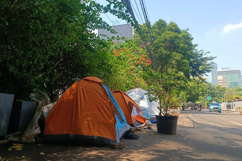 Kondisi tenda pengungsi warga negara asing (WNA) di depan kantor UNHCR, Kuningan, Jakarta Selatan, Minggu (30/6/2024). Foto: Zamachsyari/kumparan