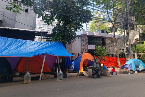 Kondisi tenda pengungsi warga negara asing (WNA) di depan kantor UNHCR, Kuningan, Jakarta Selatan, Minggu (30/6/2024). Foto: Zamachsyari/kumparan
