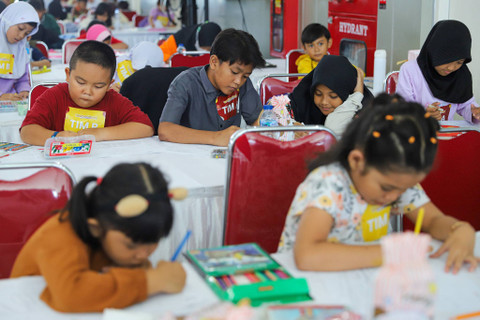 Sejumlah anak-anak mengikuti lomba mewarnai di Stasiun LRT Velodrome, Jakarta, Minggu (30/6/2024). Foto: Iqbal Firdaus/kumparan
