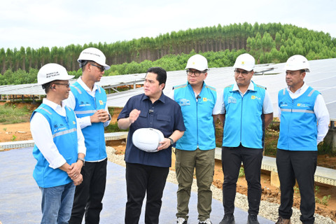 Menteri BUMN Erick Thohir meninjau PLTS IKN yang dibangun PT PLN (Persero). Foto: PLN
