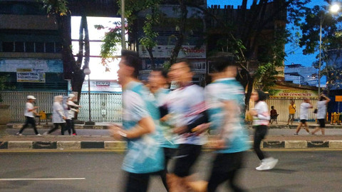 Peserta event olah raga Ampera Tourism Run 2024 yang melintasi jalur protokol di Jalan Jenderal Soedirman Palembang, Minggu (30/6) Foto: ary priyanto/urban id