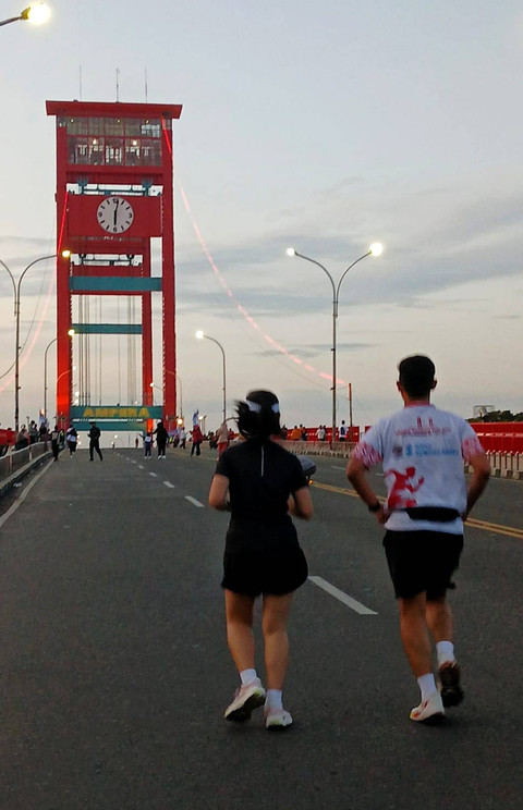 Event Ampera Tourism Run 2024 Palembang yang mengambil start di Jembatan Ampera hingga berakhir di Benteng Kuto Besak, Minggu (30/6) Foto: ary priyanto/urban id