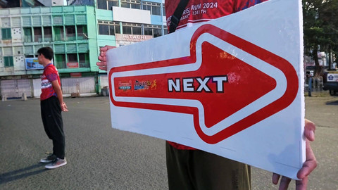 Sejumlah sukarelawan yang ikut berpartisipasi dalam event Ampera TourismRun 2024 Palembang, Minggu (30/6) Foto: ary priyanto/urban id