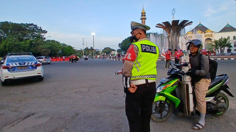 Penutupan sejumlah ruas jalan yang dilakukan petugas kepolisian drmi kenyaman para peserta yang mengikuti kegiatan event Ampera Tourism Run 2024 yang digagas Pemkot Palembang, Minggu (30/6) Foto: ary priyanto/urban id