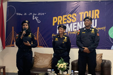 Pegawai perempuan Bea Cukai Batam yang ikut patroli laut. Foto: Moh Fajri/kumparan