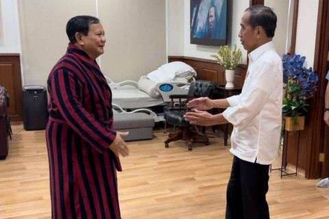 Presiden Joko Widodo menjenguk Prabowo Subianto usai melakukan operasi besar pada kakinya. Foto: Instagram/ @prabowo