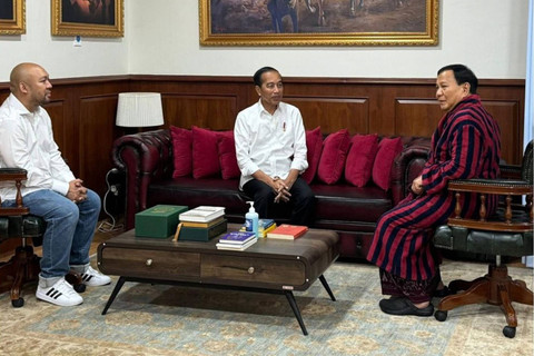 Presiden Joko Widodo menjenguk Prabowo Subianto usai melakukan operasi besar pada kakinya. Foto: Instagram/ @prabowo