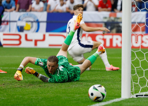 Kiper Inggris Jordan Pickford saat beraksi saat pertandingan Inggris melawan Slovakia pada Piala Eropa 2024 di Arena AufSchalke, Gelsenkirchen, Jerman, Minggu (30/6/2024). Foto: John Sibley/REUTERS 