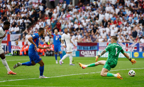 Pemain Slovakia Ivan Schranz mencetak gol pertama saat pertandingan Inggris melawan Slovakia pada Piala Eropa 2024 di Arena AufSchalke, Gelsenkirchen, Jerman, Minggu (30/6/2024). Foto: John Sibley/REUTERS 