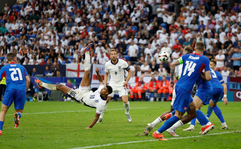 Jude Bellingham mencetak gol dalam pertandingan 16 besar Piala Eropa 2024 antara Inggris vs Slovakia, Minggu (30/6/2024). Foto: John Sibley/REUTERS 
